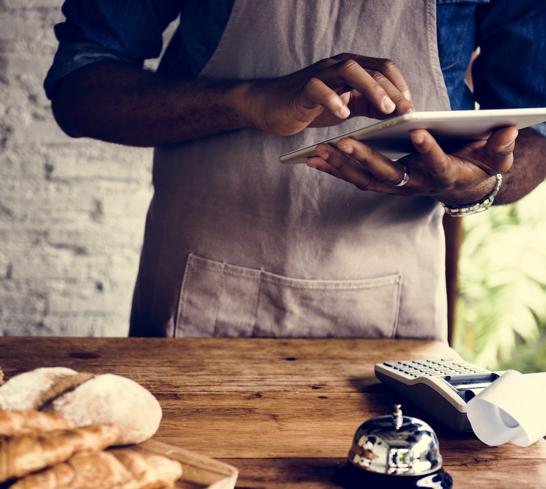 cook_tablet Ein Koch mit einem Tablet in der Hand